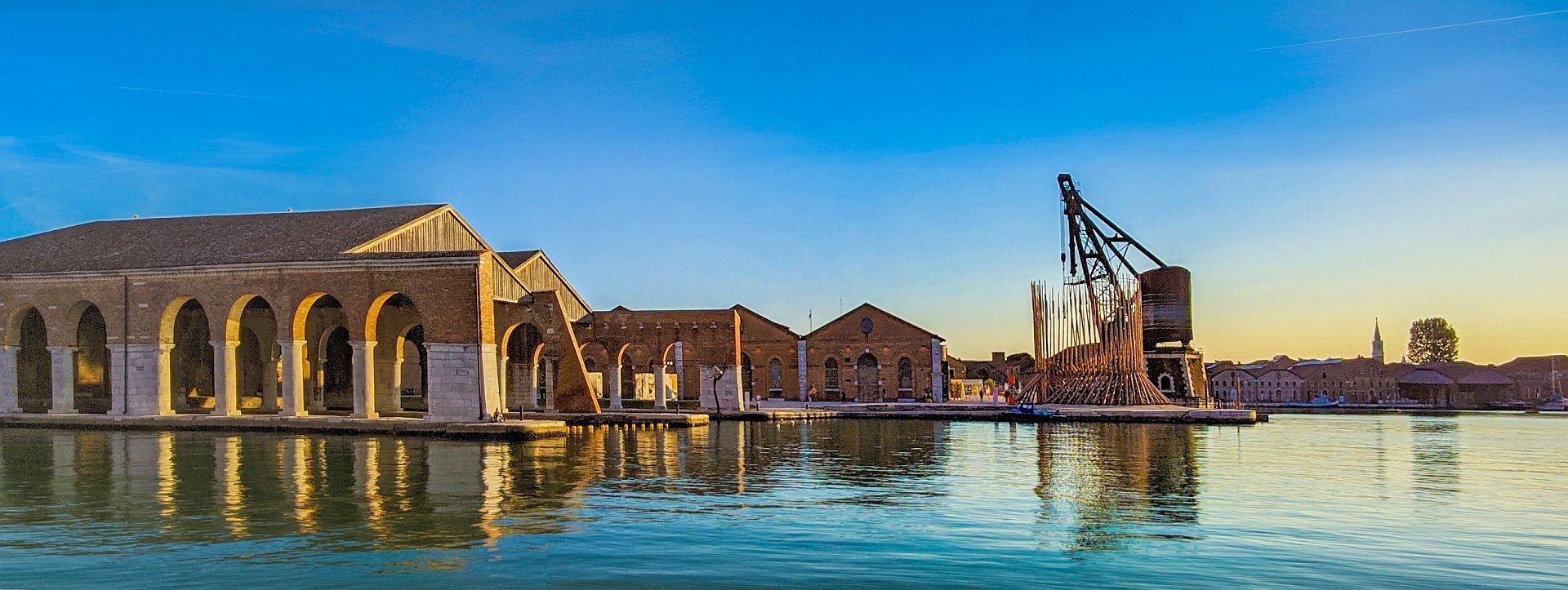 Das Hafenbecken des Arsenale - hier in der Abendsonne - kann auch ohne Biennale-Eintrittskarte besucht werden.