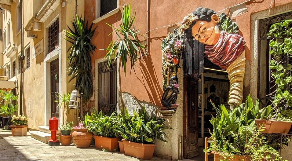 Frida Kahlos lange Haaren hängen über einem Friseur-Eingang.